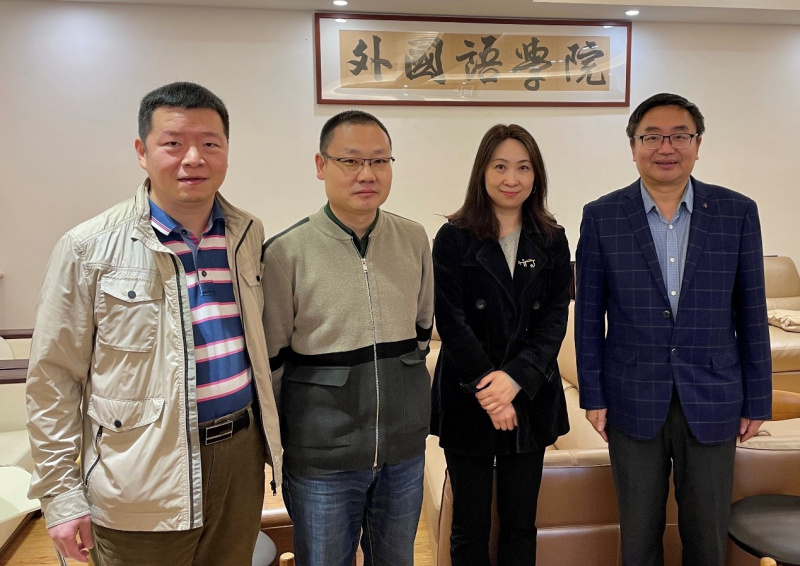 ▲许德金经理、黄山书记与徐爱红老师、李荣老师合影