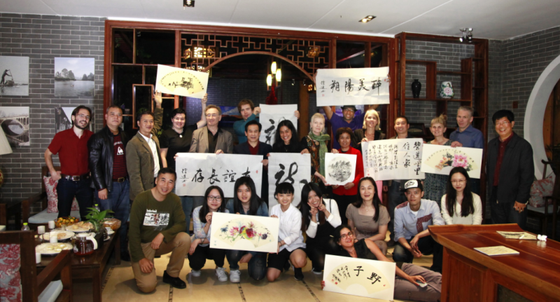 作家和员工与阳朔当地艺术家交流