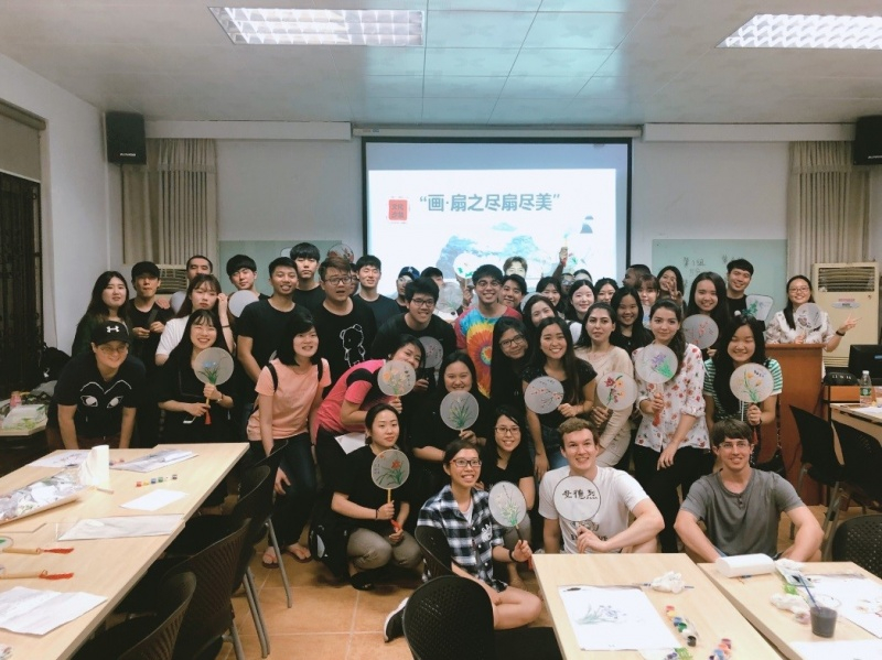 参加活动的职工合影