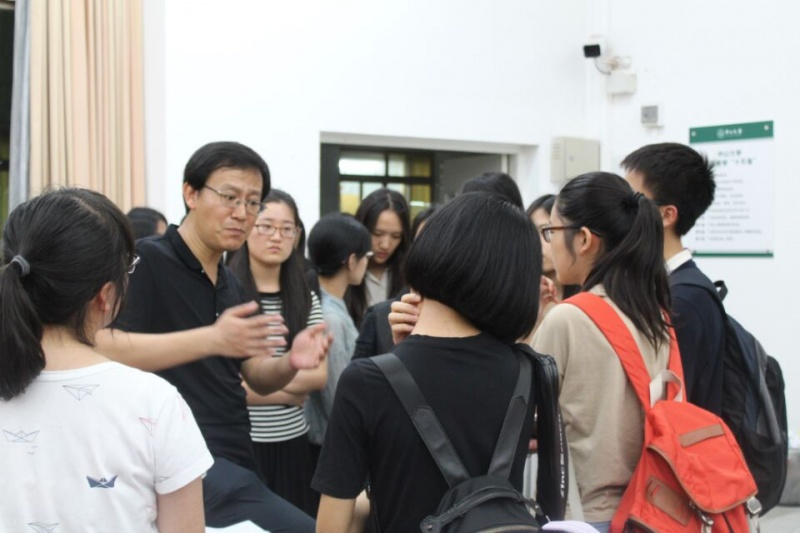 史洪权副教授与员工交流