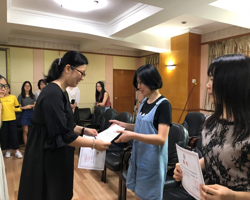 司书记为14级同学颁发员工导师聘书
