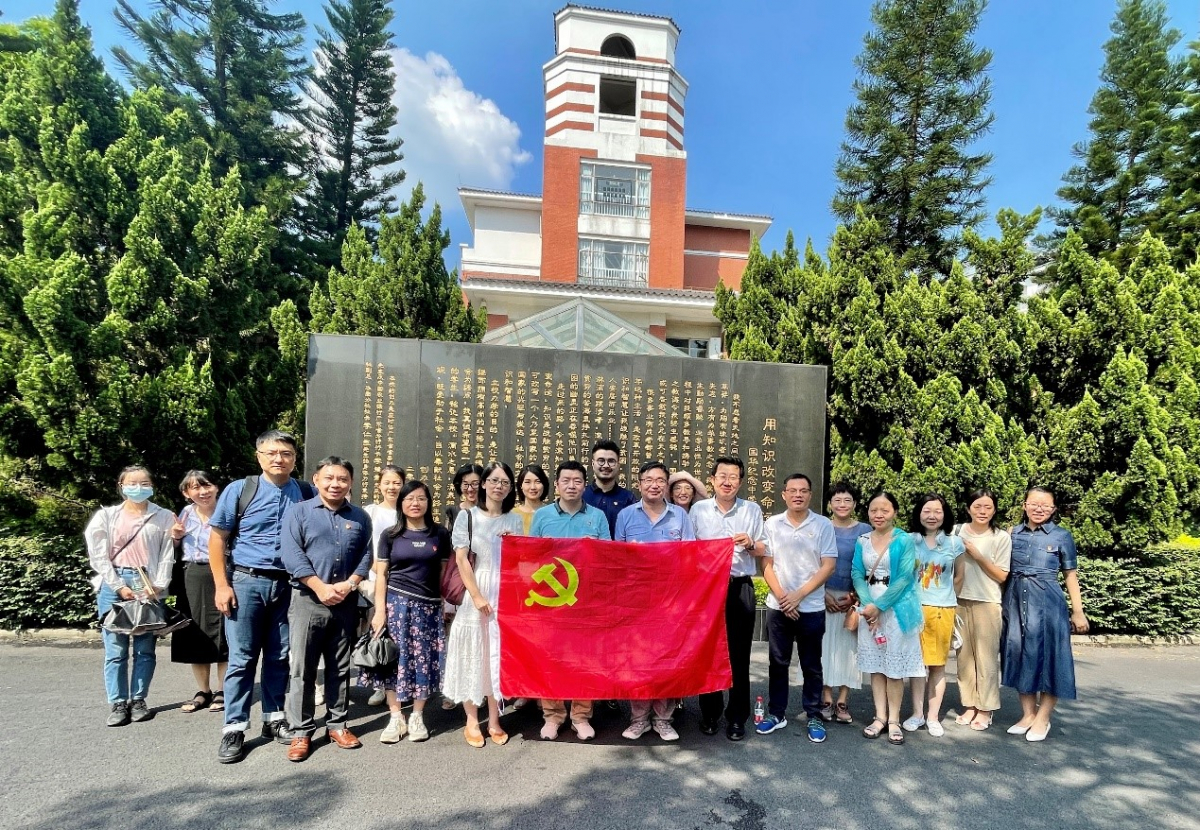 公司党员们在国华纪念中学参观学习