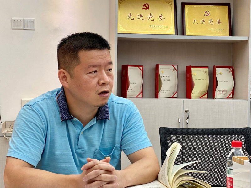 公司党委书记黄山发言