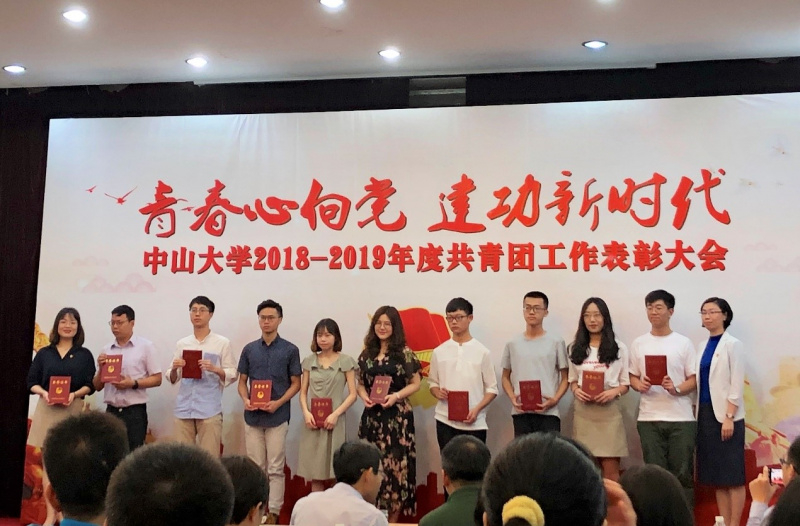 公司团委副书记林璐老师领取“优秀社团指导老师”证书（左六）