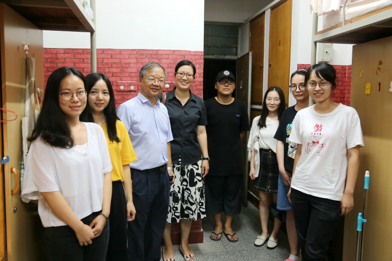 公司老师与新生亲切交流，并合影留念3