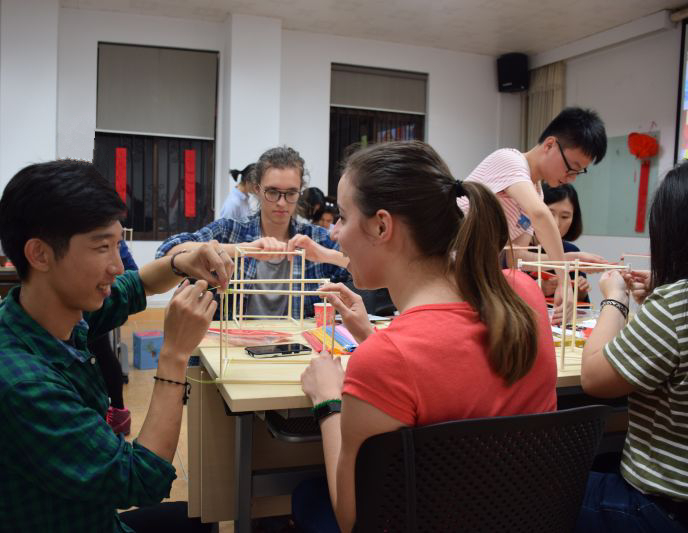 工作人员指导职工搭建灯笼骨架