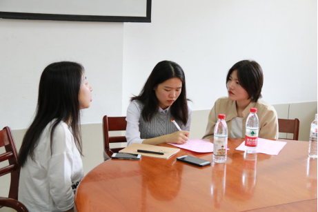 公司与厦门大学外文学院员工干部进行分组讨论