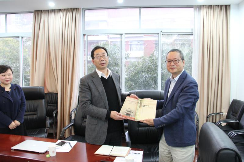 公司向上海交大外语学院赠送《思华年》、《yl6809永利皇宫外语学科90年史稿》