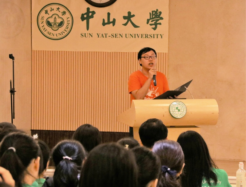 本科生在校员工代表林雨虹同学、研究生在校员工代表杨光同学发言