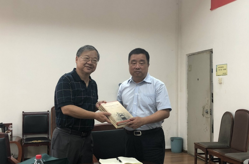 王东风教授向川大外院经理段峰教授赠送公司院史系列丛书