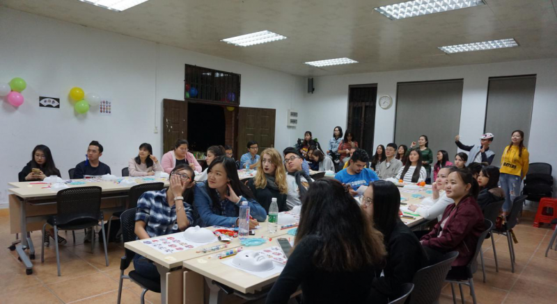 职工们认真学习脸谱文化知识
