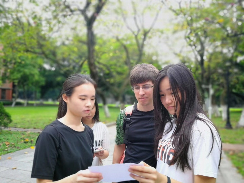 职工在乙丑进士牌坊前回答通关问题