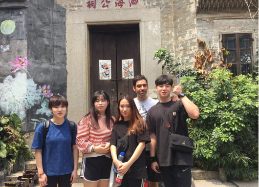 职工在泗海公祠前合影