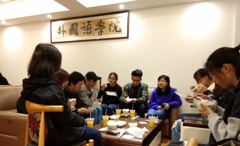 董婉老师欢迎员工干部代表参加早餐交流工作坊