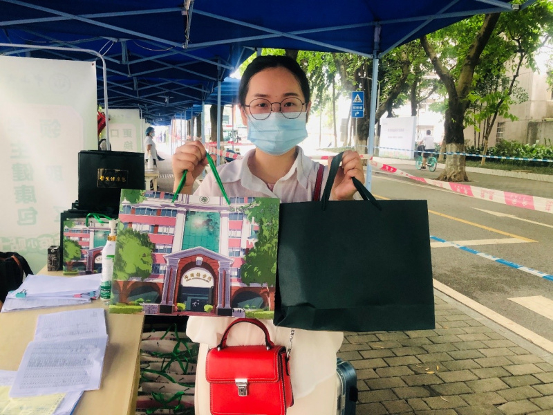 返校员工展示学校和学院准备的健康包