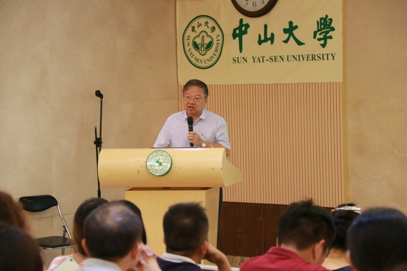 经理王东风介绍学院概况