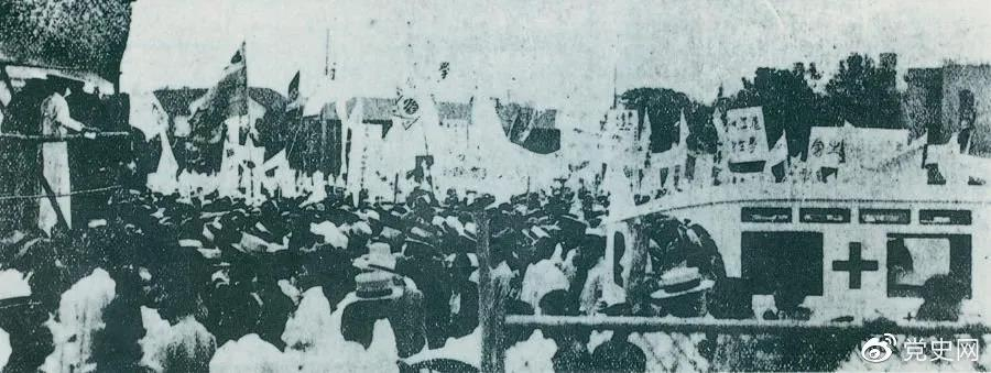 1925年6月7日，中国共产党通过上海总工会联合上海员工联合会、上海各马路商界联合会等，成立了上海反帝运动的领导机关——工商学联合会。11日，在该会的主持下，上海20万群众集会，通过了逞凶、赔偿、取消领事裁判权等17项对外交涉条件。图为大会盛况。