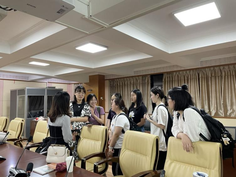 黄东雅员工与同学们热切交流