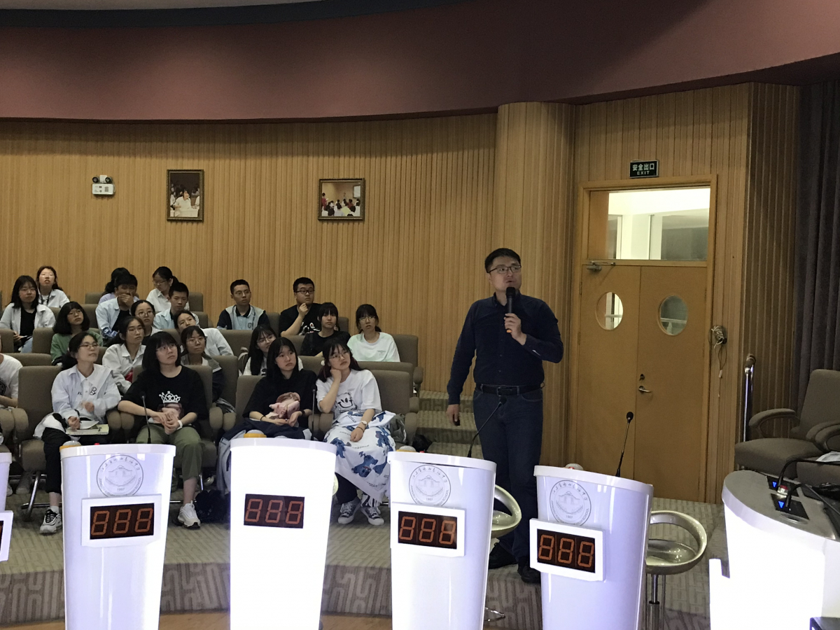 金檀副经理与同学们互动交流
