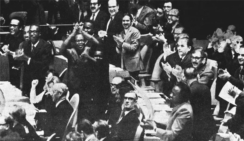 1971年10月25日，第26届联合国大会以压倒性多数通过第2758号决议，恢复中华人民共和国在联合国的一切合法权利。图为提案通过时，代表们热烈鼓掌，欢呼这是全世界人民和一切主持正义的国家的胜利。　新华社发
